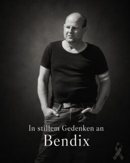 In stillem Gedenken an unseren Kollegen BendixMit großer Trauer nehmen wir Abschied von unserem langjährigen Kollegen und Dozenten Bendix.Seit 14 Jahren, und damit fast von Beginn an, war er ein fester Teil der Der Dozent Familie. Mit seinem Wissen, seinem Engagement und seiner Persönlichkeit hat er unser Unternehmen über viele Jahre begleitet und geprägt.Wir sind dankbar für die gemeinsame Zeit, für all die Erinnerungen und für alles, was Bendix bei uns hinterlassen hat. Er wird uns als Kollege und als Mensch sehr fehlen.Unser tiefes Mitgefühl gilt seiner Familie, seinen Angehörigen und allen Menschen, die ihm nahestanden.Mach es gut, Bendix. Wir werden dich nicht vergessen!
