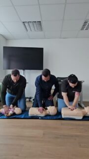Reanimation ist nicht bei jedem Menschen gleich. 👶❤️👧❤️🧑Viele wissen, dass eine Wiederbelebung Leben retten kann. Was viele jedoch nicht wissen: Die Maßnahmen unterscheiden sich je nach Alter der betroffenen Person.👶 Beim SäuglingDie Herzdruckmassage erfolgt deutlich sanfter und mit einer geringeren Drucktiefe. Da bei Säuglingen ein Herz-Kreislauf-Stillstand häufig durch Atemprobleme ausgelöst wird, spielt die Beatmung eine besonders wichtige Rolle.👧 Beim KindAuch hier richtet sich die Drucktiefe nach der Körpergröße. Wie beim Säugling stehen Atemprobleme häufig am Anfang des Notfalls. Deshalb ist die Kombination aus Herzdruckmassage und Beatmung besonders wichtig.🧑 Beim ErwachsenenDie Herzdruckmassage erfolgt kräftiger mit einer Drucktiefe von mindestens 5–6 cm und einer Frequenz von 100–120 Kompressionen pro Minute. Sobald verfügbar, sollte zusätzlich ein AED eingesetzt werden.💡 Das Wichtigste ist jedoch immer gleich: Im Notfall zählt jede Sekunde. Lieber sofort helfen als aus Angst gar nichts tun.In unseren Erste-Hilfe-Kursen trainierst du die Reanimation an Säuglingen, Kindern und Erwachsenen praxisnah an modernen Reanimationspuppen. So lernst du die Unterschiede kennen und gewinnst die Sicherheit, im Ernstfall richtig zu handeln.#reanimation #kindernotfall #säugling #erstehilfeamkind