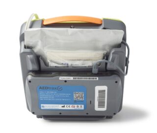 Ein AED kann Leben retten, aber nur, wenn er im entscheidenden Moment einsatzbereit ist.Mit AEDtrax behalten Sie den Zustand Ihres ZOLL AED 3 jederzeit im Blick – selbst an Standorten ohne WLAN. Das externe Kommunikationsmodul nutzt eine Mobilfunkverbindung und übermittelt automatisch Selbsttestberichte sowie wichtige Statusinformationen.Ihre Vorteile:✓ zuverlässige Überwachung auch ohne WLAN✓ automatische Selbsttestberichte und Benachrichtigungen✓ weniger manuelle Kontrollen vor Ort✓ eigene Batterie – minimale Belastung der AED-Batterie✓ Übertragung klinischer Dateien nach einem Einsatz✓ Integration in die PlusTrac AED-ProgrammverwaltungSo wissen Sie frühzeitig, wenn ein AED Aufmerksamkeit benötigt und sorgen dafür, dass er im Notfall einsatzbereit ist.Als zertifizierter ZOLL-Partner beraten wir Sie gerne zum ZOLL AED 3, zu AEDtrax und zu einer passenden Lösung für Ihren Betrieb.#aedtrax #zollaed3 #zollpartner #aedmanagement #aedüberwachung #defibrillator #betrieblicheerstehilfe #notfallvorsorge