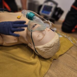 Übungspuppe wird mit einer Maske beatmet.
